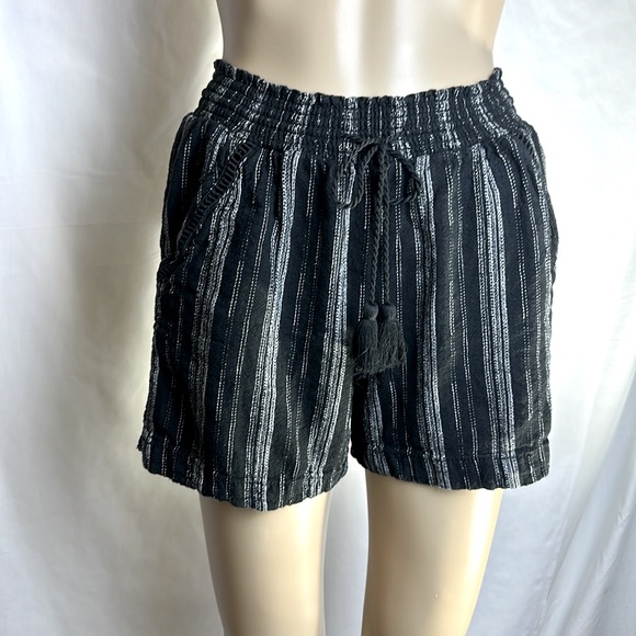 Briggs Women’s linen & Rayon Shorts. Size Medium. Black & White. 4 Pockets. - Picture 1 of 8